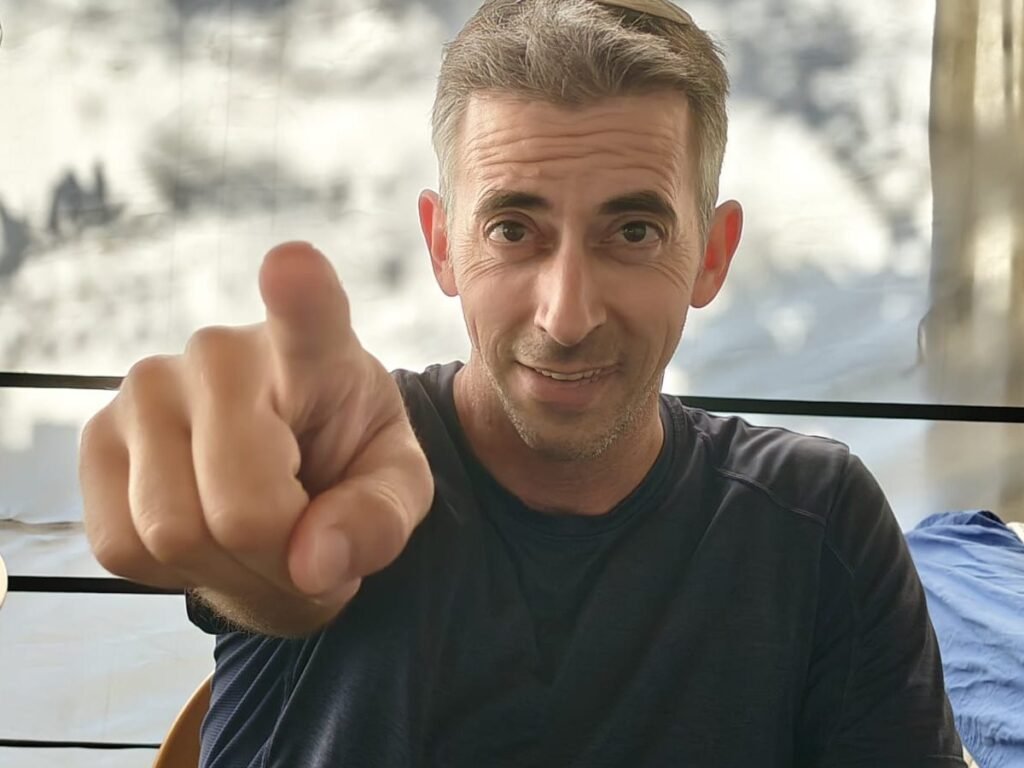 יהונתן ריבן מצביע למצלמה ומזמין לבדוק את המספרים שלכם