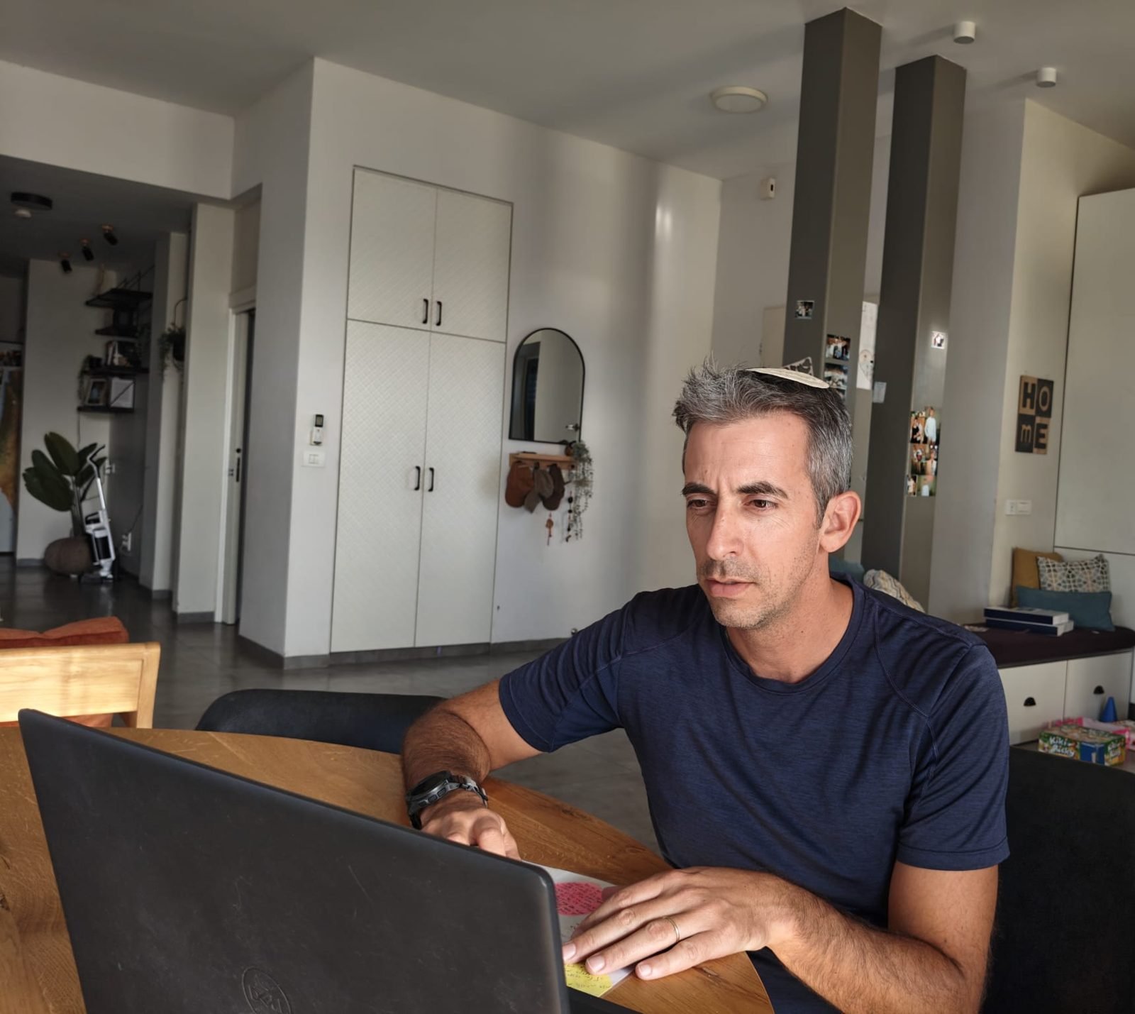 יהונתן ריבן מתכנן תקציב משפחתי במחשב נייד